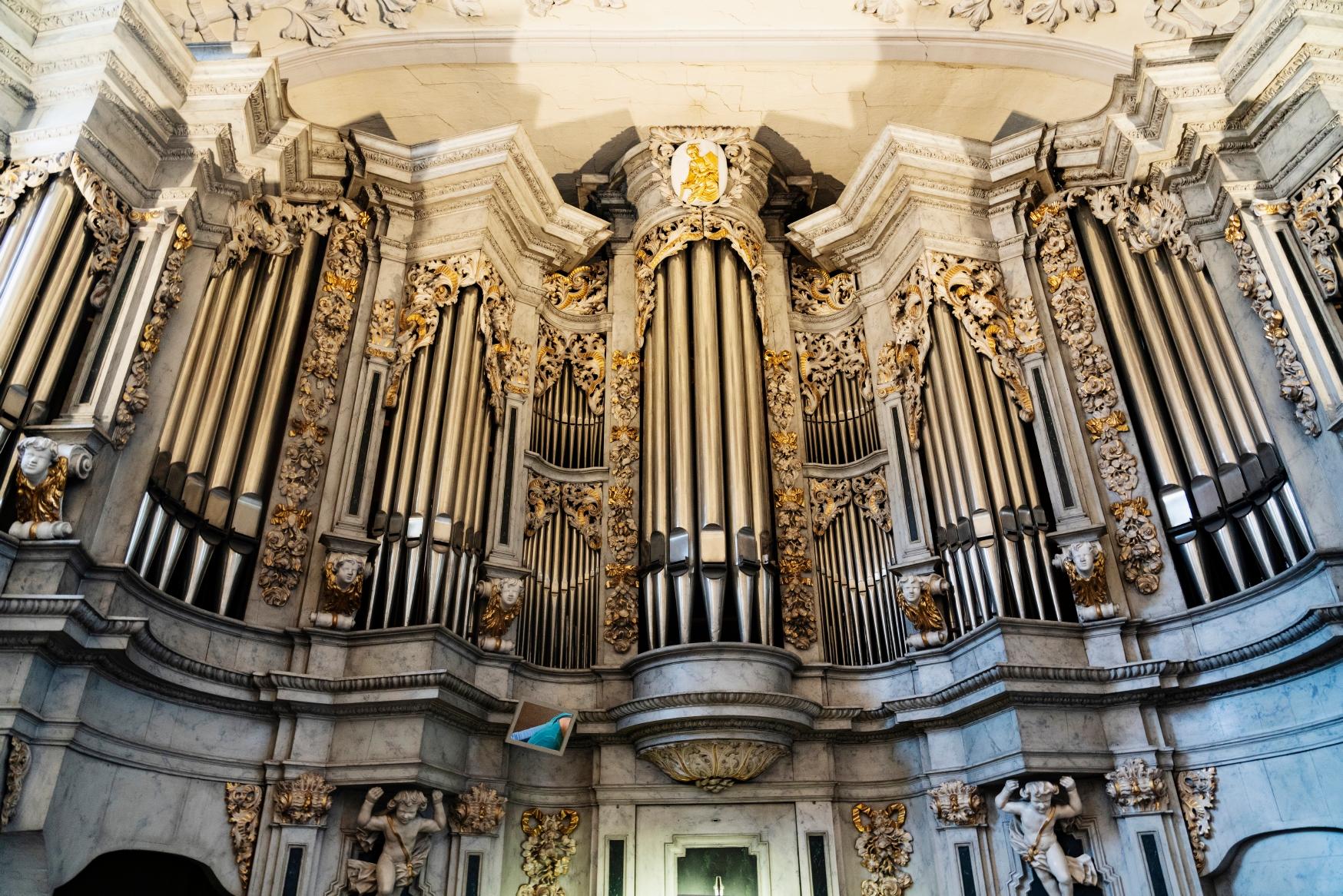 Kloster Oberzell: Der Orgelprospekt wurde um 1714 von Johann Hoffmann gebaut