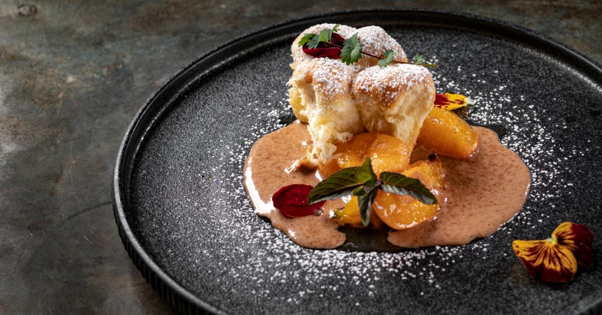 Recipe for Buchteln (a filled yeast pastry) with chocolate sauce and apricot roast