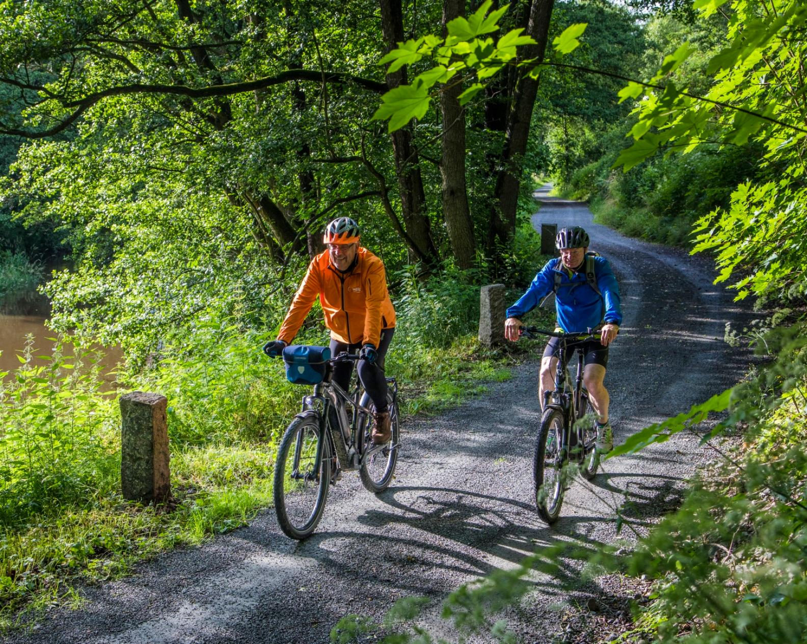 Mit Pfarrer Nitz (in orange) auf dem Saaleradweg