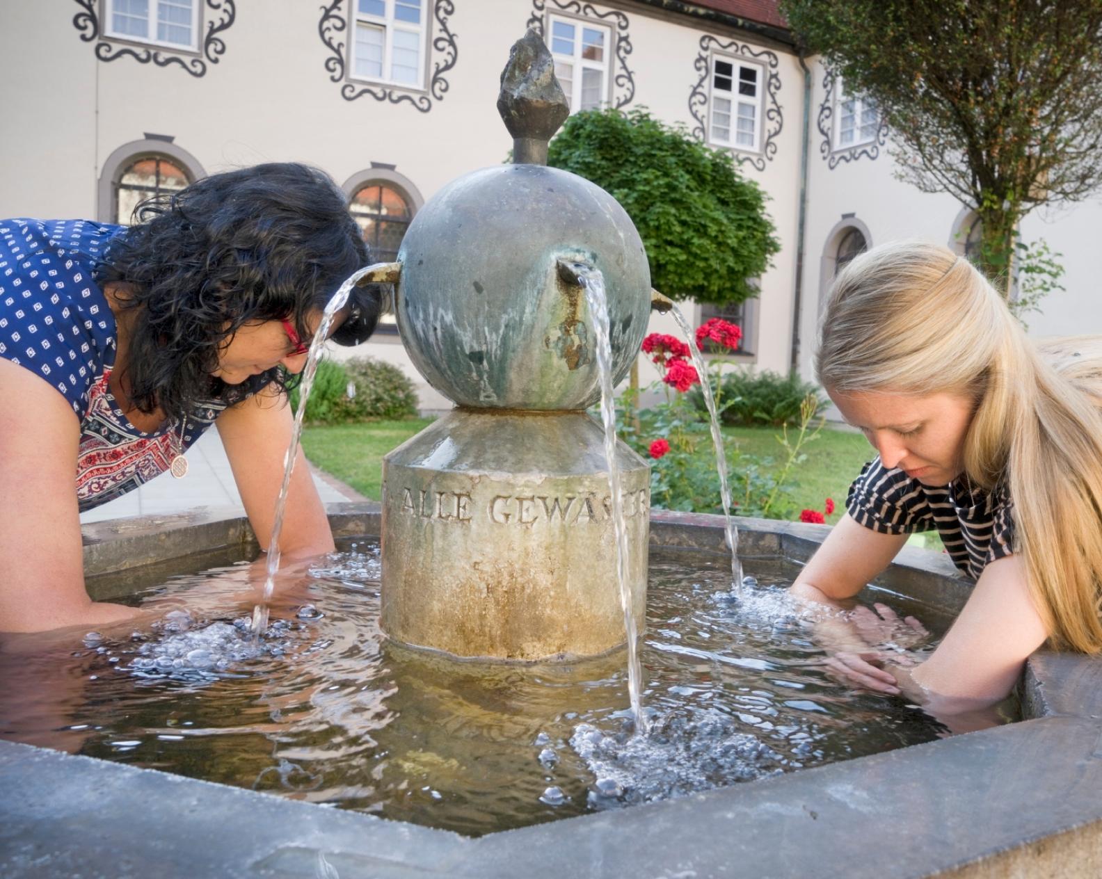 Brunnen für ein Armbad im Innenhof des Hotels
