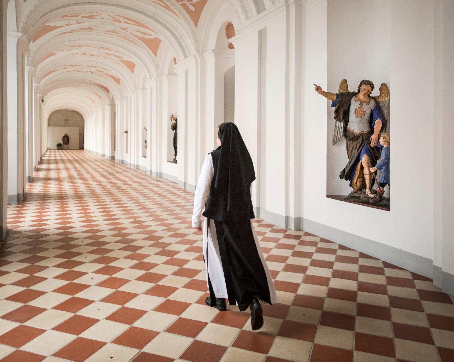 Äbtissin Laetitia Fech unterwegs in der Abtei Waldsassen