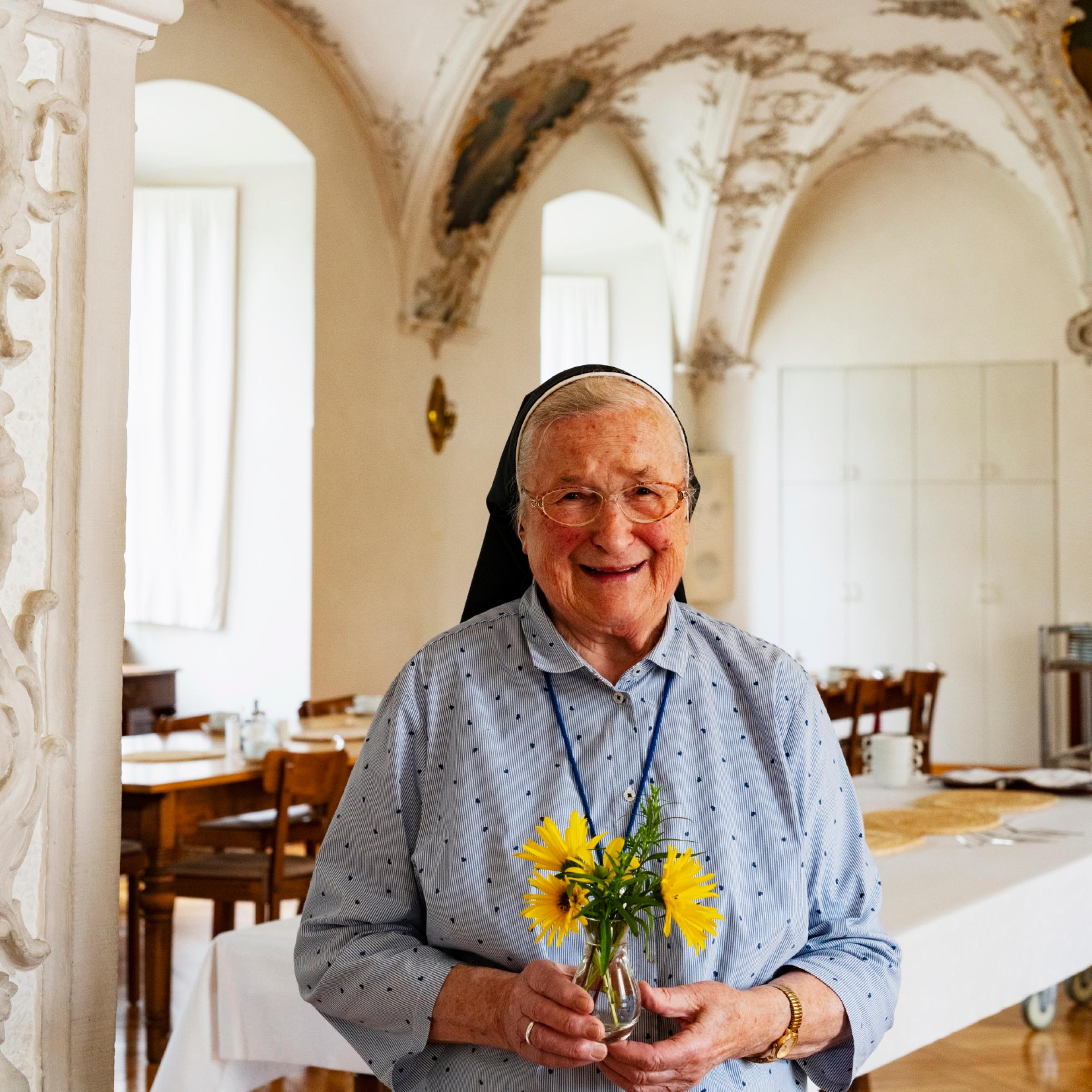 Kloster Oberzell: Schwester Linhildis kümmert sich um die Blumendeko im Speisesaal