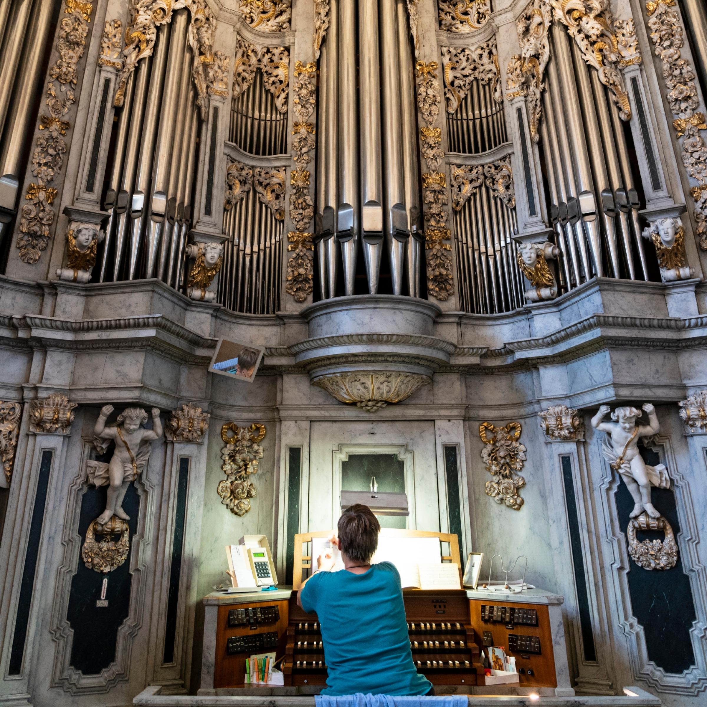 Kloster Oberzell: Schwester Juliana sitzt an der Orgel der Klosterkirche St. Michael