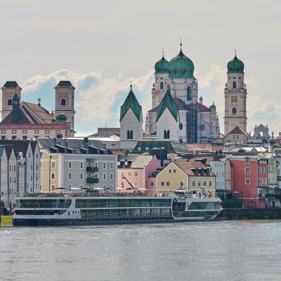 Blick vom Schiff auf das Dreiflüsseeck und die Altstadtsilhouette Passaus