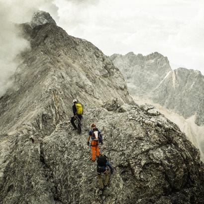 Die fünf Kilometer lange Gratüberschreitung verläuft vom Gipfel der Alpspitze zum Zugspitz-Gipfel